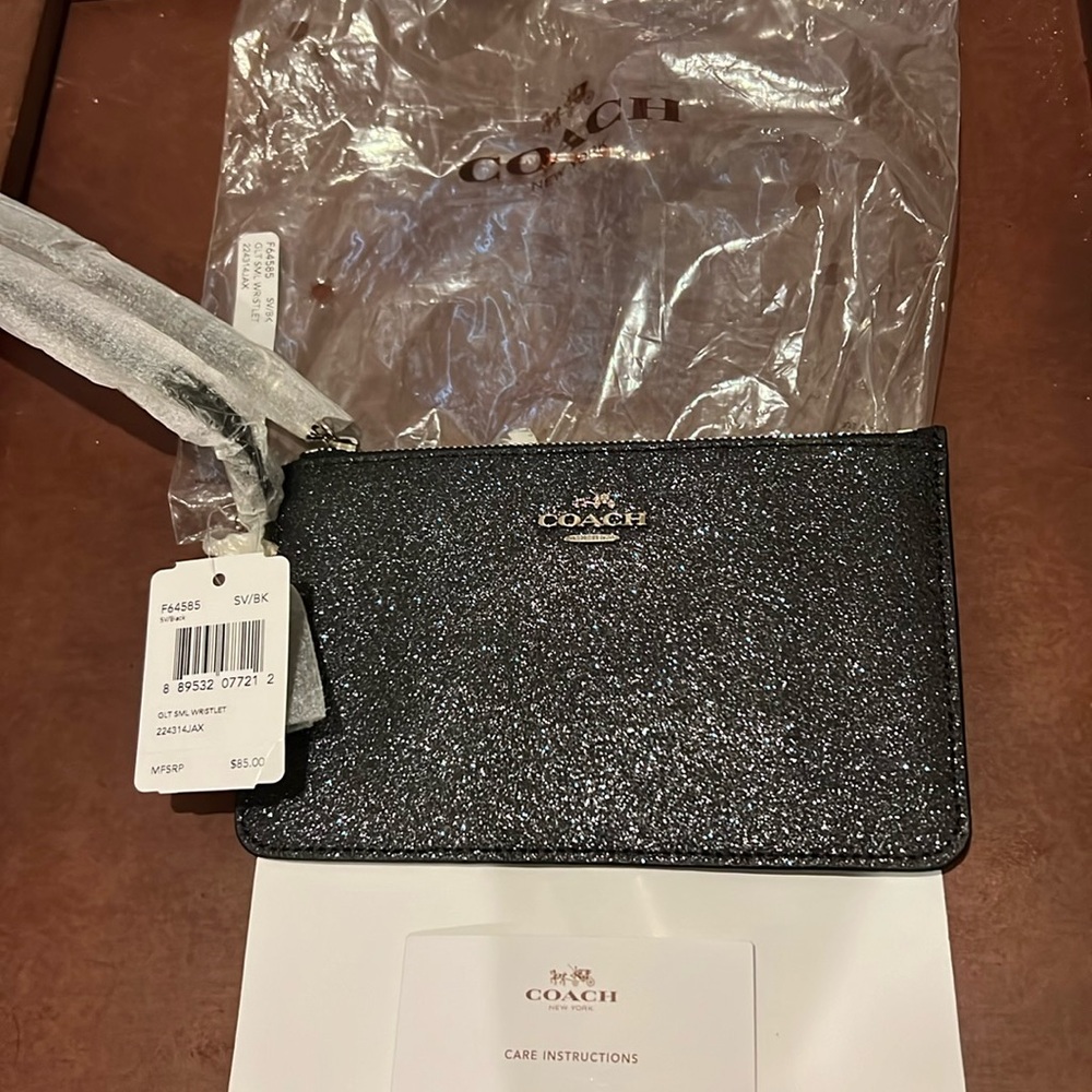 Small wristlet